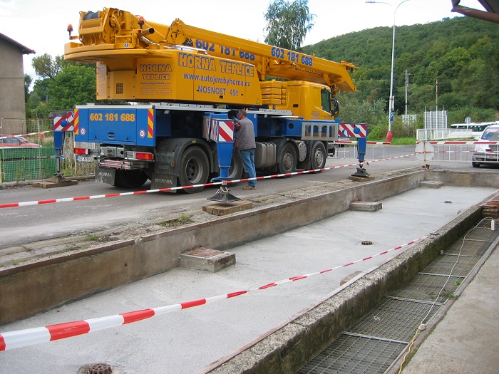 Instalace silniční váhy v podniku Lybar Velvěty